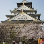 Osaka Schloss mit Kirschblüten
